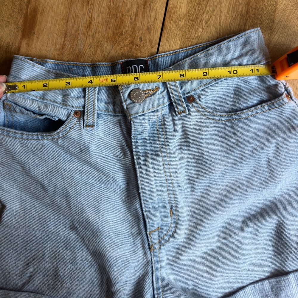 Urban Outfitters BDG Light Wash Denim Jean High Rise Short Shorts Size 24 - Picture 13 of 13